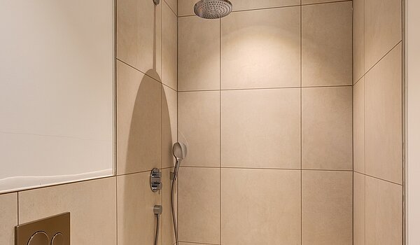 露台公寓 与 3 房间 | München-Harlaching | 70371 | bodengleicher Dusche