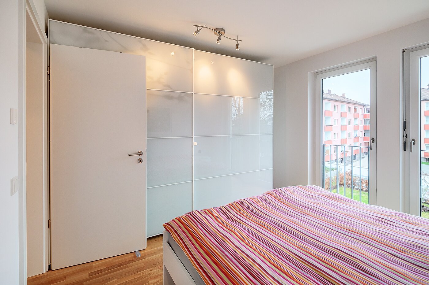 多层公寓 与 3 房间 | München-Moosach | 70164 | ...mit großen Fensterfronten