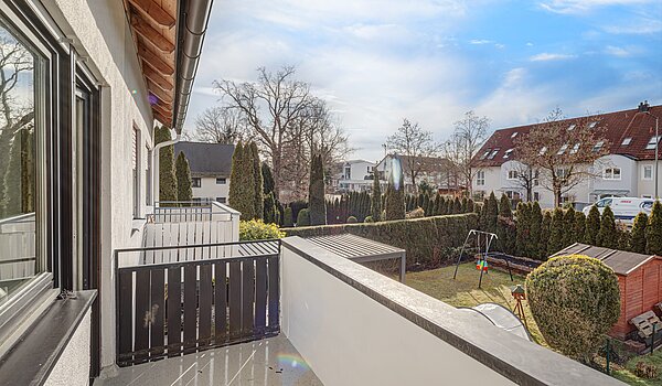排式中层住宅 与 5 房间 | Unterschleißheim | 70187 | ... und Zugang zum Balkon...