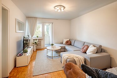 Thalkirchen:5楼带东南朝向阳台的两居室公寓——空房