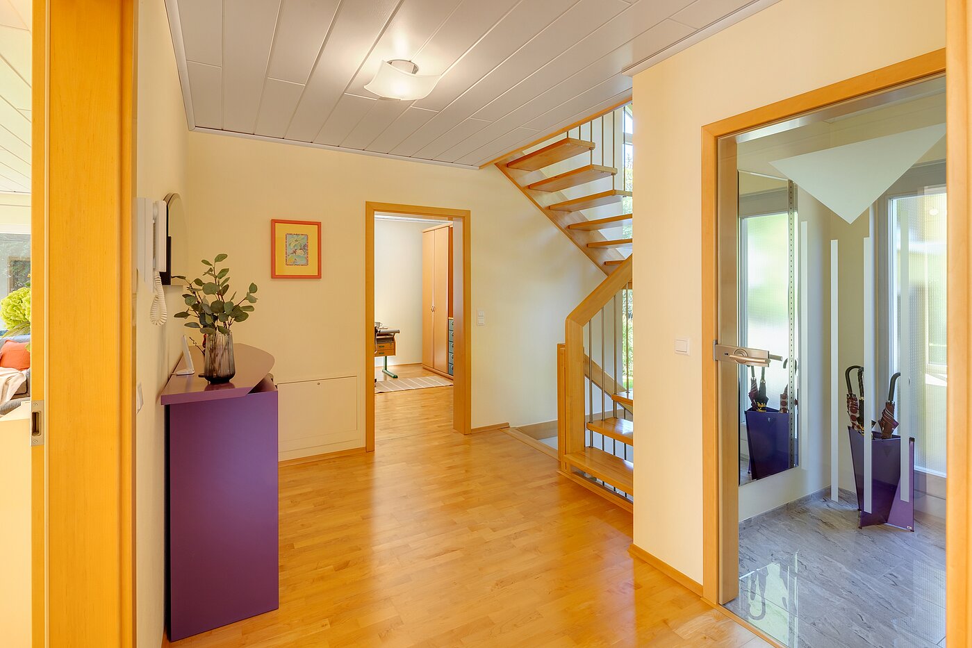 独栋住宅 与 5 房间 | Icking | 70438 | Foyer mit Treppe