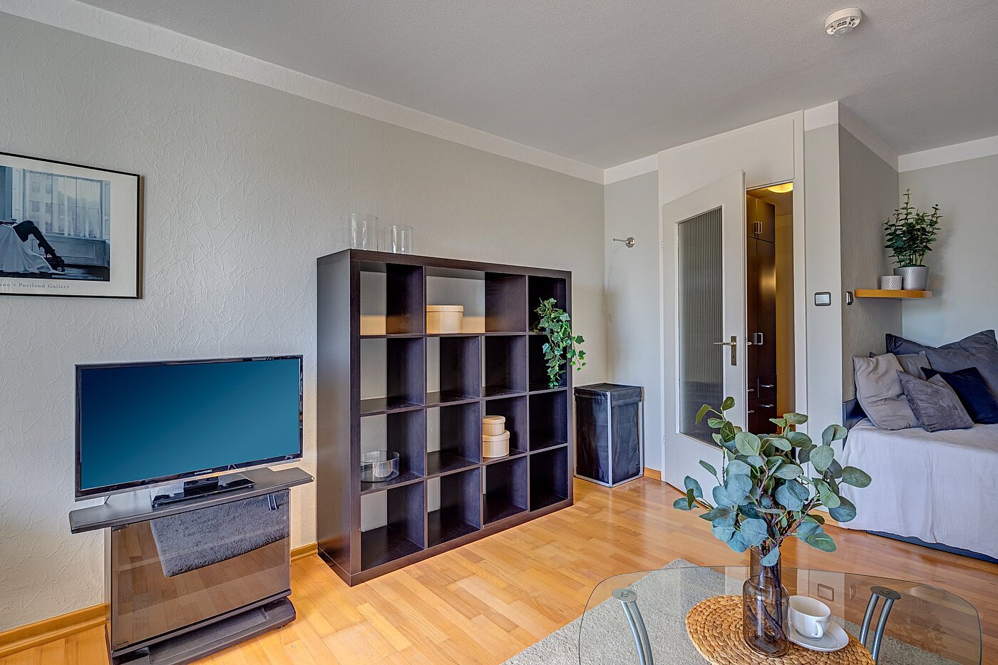 多层公寓 与 1 房间 | München-Schwabing | 2109ML1 | großem Bücherregal und...