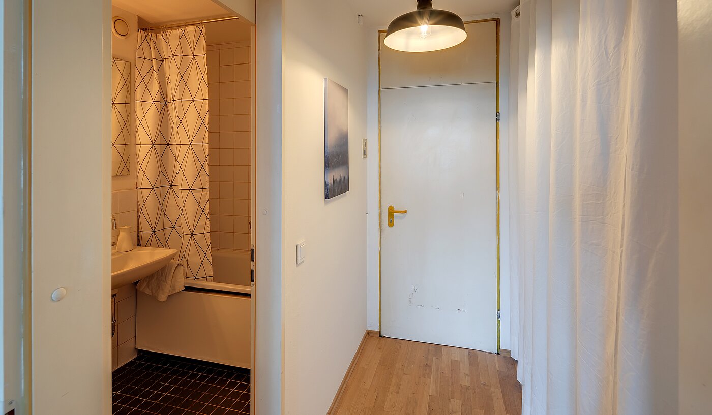 多层公寓 与 1 房间 | München-Au | 2211ML1 | Eingangsbereich mit Blick ins Bad