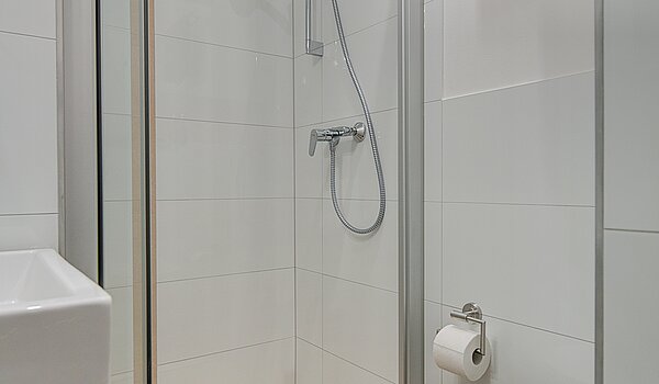 一楼公寓 与 4 房间 | München-Neuhausen | 70471 | Weiß gefliestes Badezimmer...