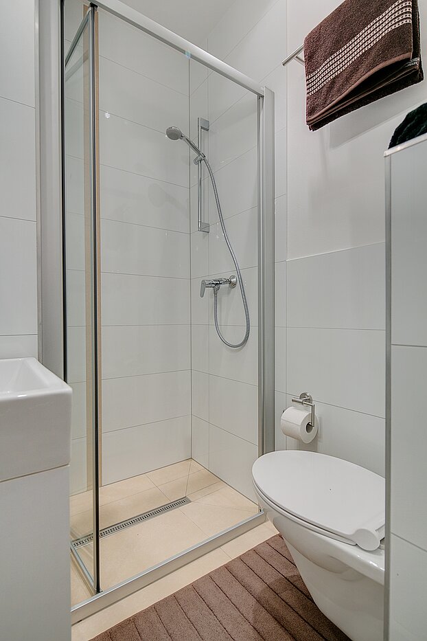 一楼公寓 与 4 房间 | München-Neuhausen | 70471 | Weiß gefliestes Badezimmer...