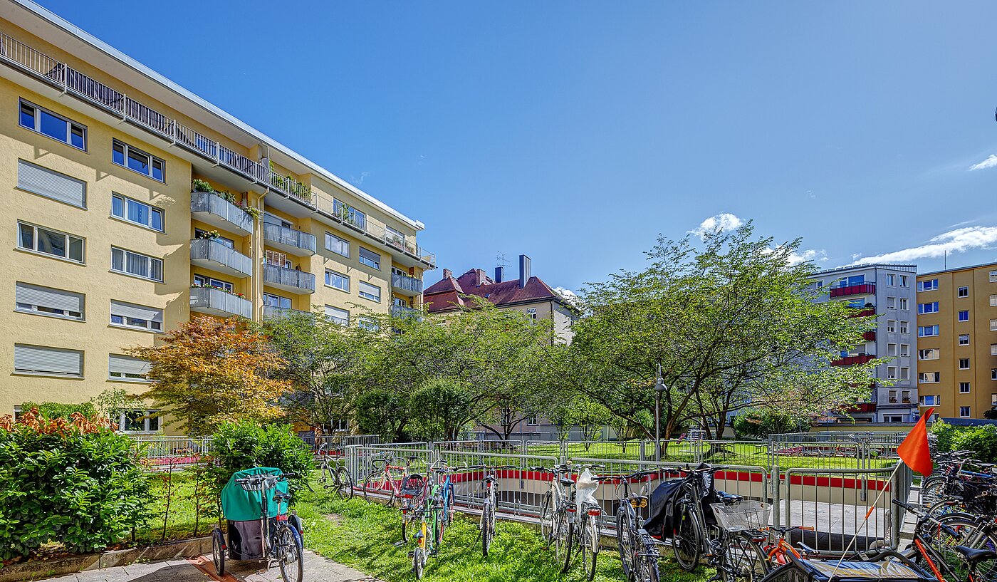 公寓 与 1 房间 | München-Schwabing | 70198 | ...Innenhof im Sommer