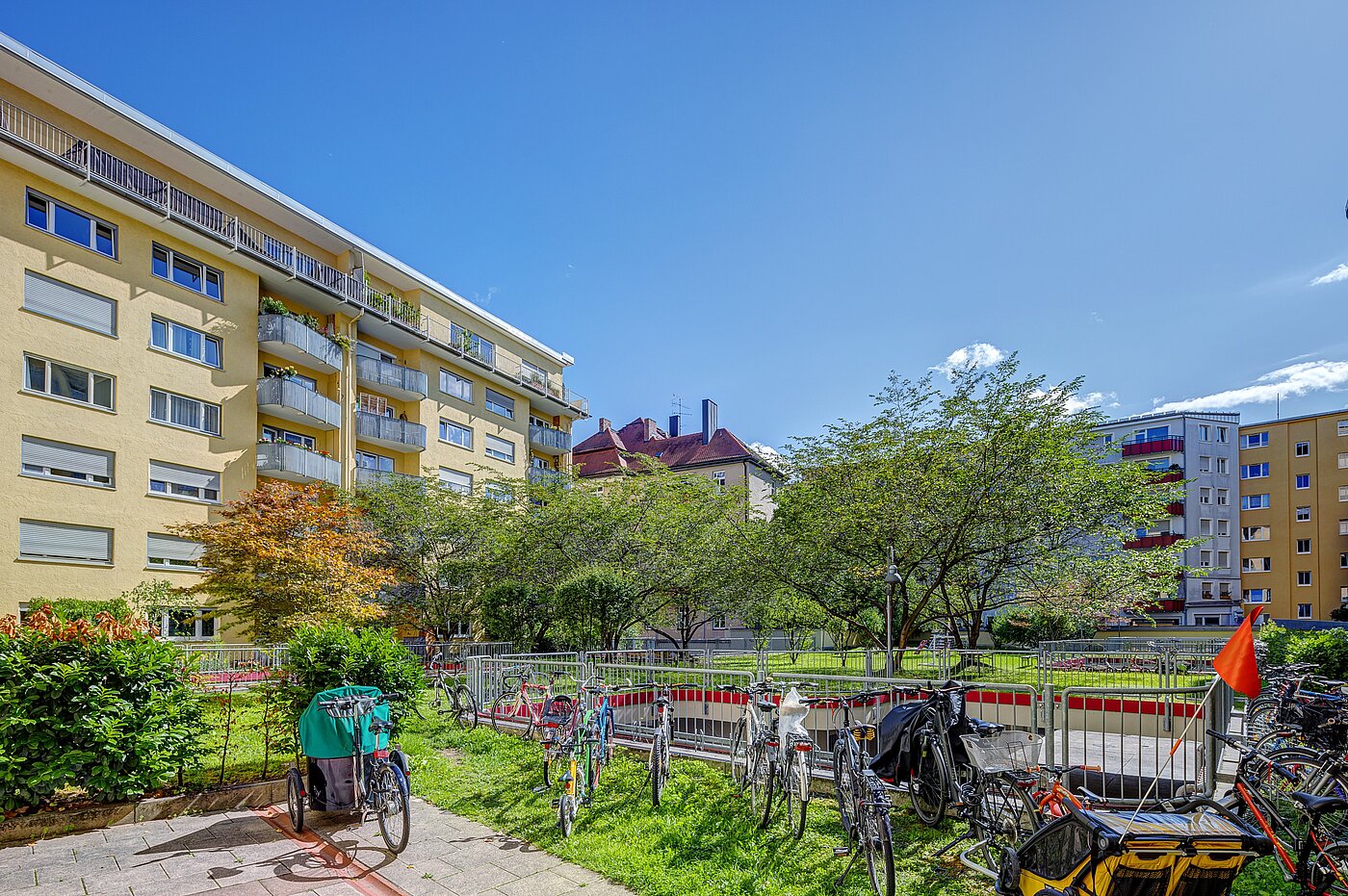 公寓 与 1 房间 | München-Schwabing | 70198 | ...Innenhof im Sommer