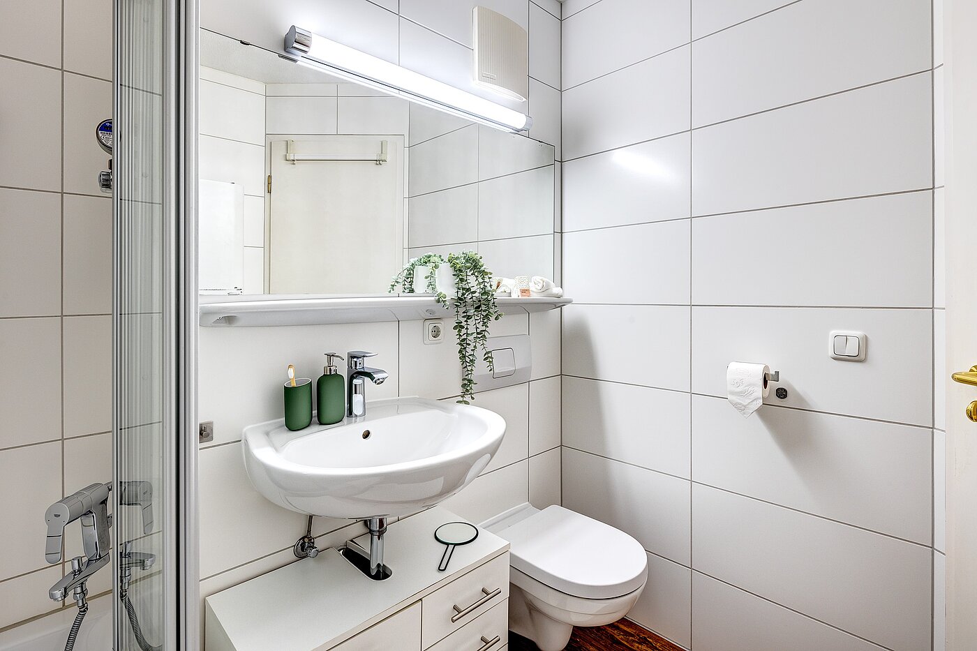 多层公寓 与 2 房间 | München-Schwabing | 2205ML71 | ...mit großem Spiegel