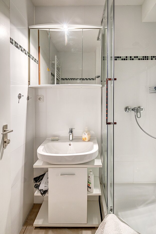 多层公寓 与 1 房间 | München-Berg am Laim | 2207ML6 | Weiß gefliestes Bad...