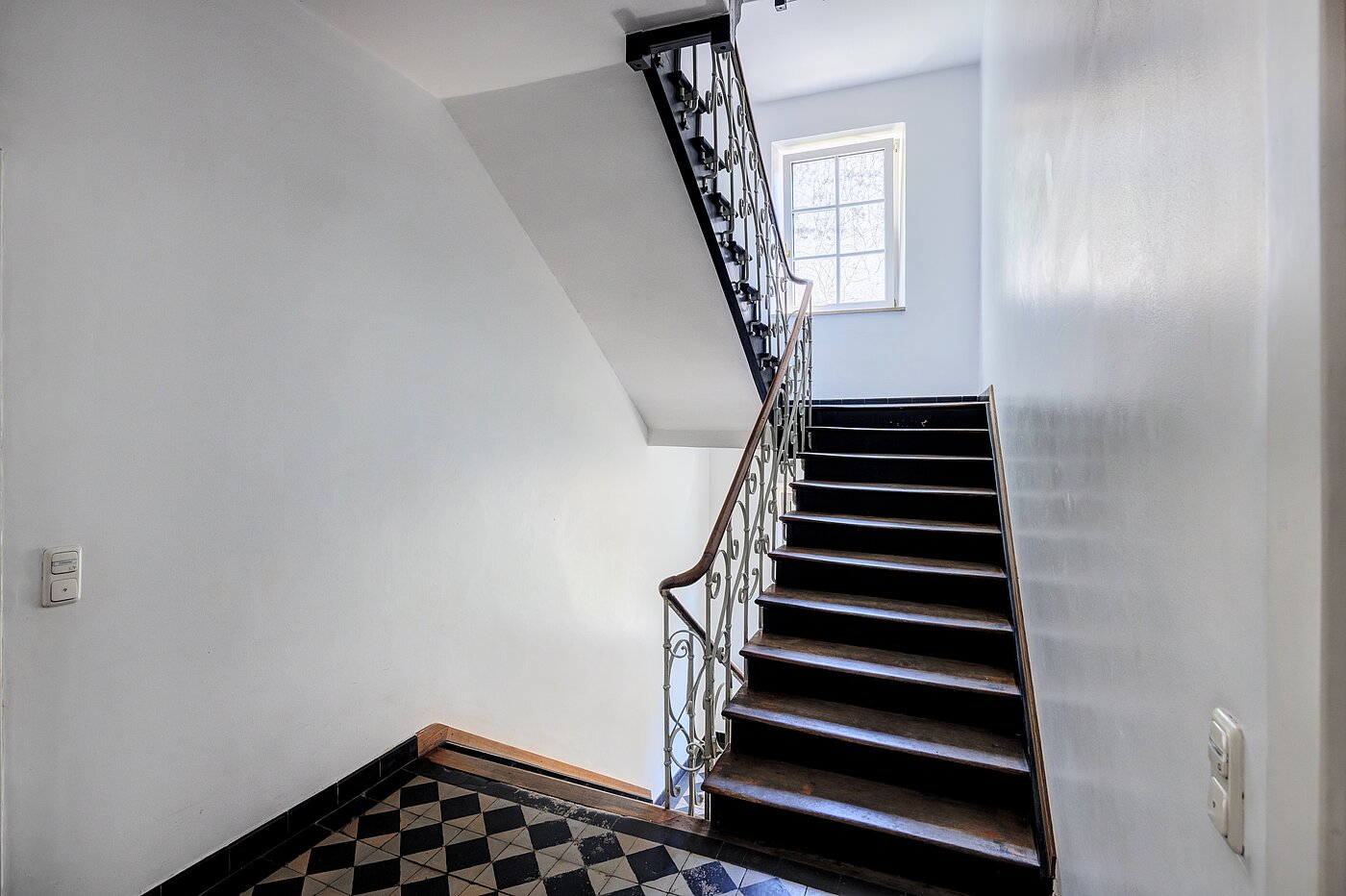 多层公寓 与 1.5 房间 | München-Neuhausen | 70473 | Stilvolles Treppenhaus