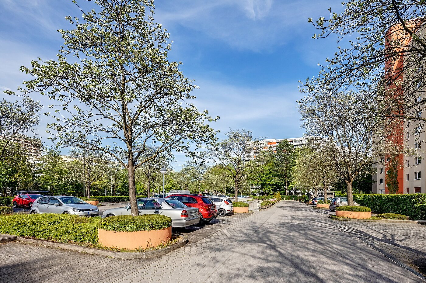 多层公寓 与 2 房间 | München-Perlach | 1904ML5 | Parkplatz