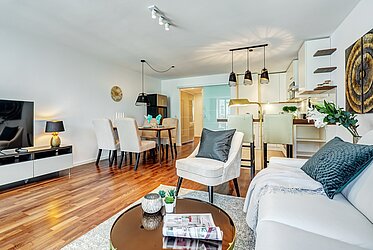 Schwabing：带阳台和温室的高品质两室公寓
