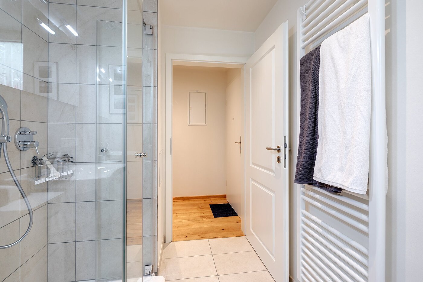 多层公寓 与 2 房间 | München-Maxvorstadt | 2107ML5 | Dusche und Handtuchheizkörper