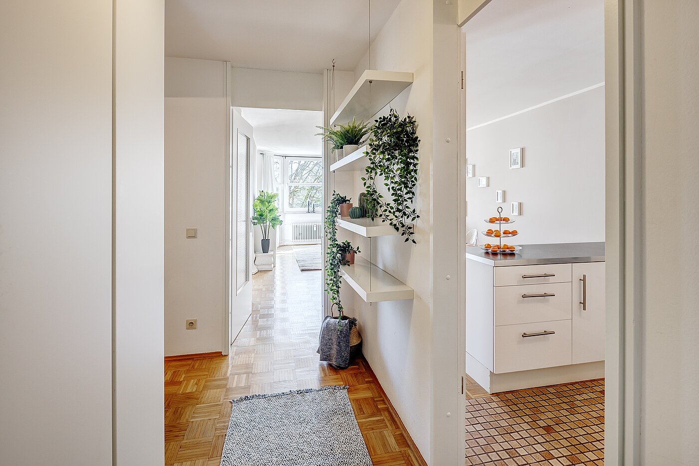 多层公寓 与 1.5 房间 | München-Bogenhausen | 2203ML2 | Eingangsbereich mit Blick Richtung Wohnzimmer und Küche