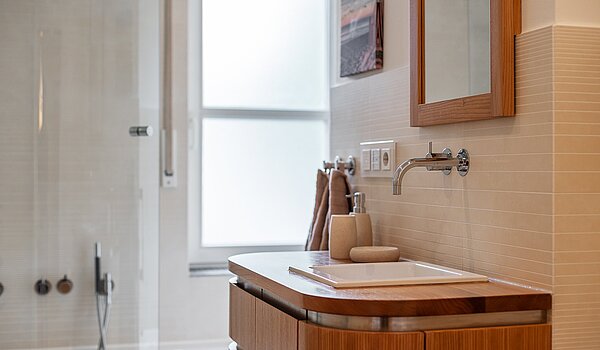 多层公寓 与 3 房间 | München-Harlaching | 2108ML3 | ...Badewanne und Fenster