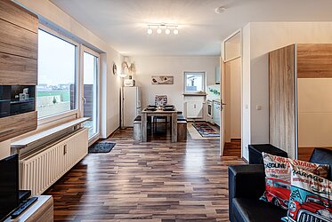Karlsfeld：带家具的一居室公寓，配有宽敞阳台，可俯瞰绿意盎然的景色——即将空置