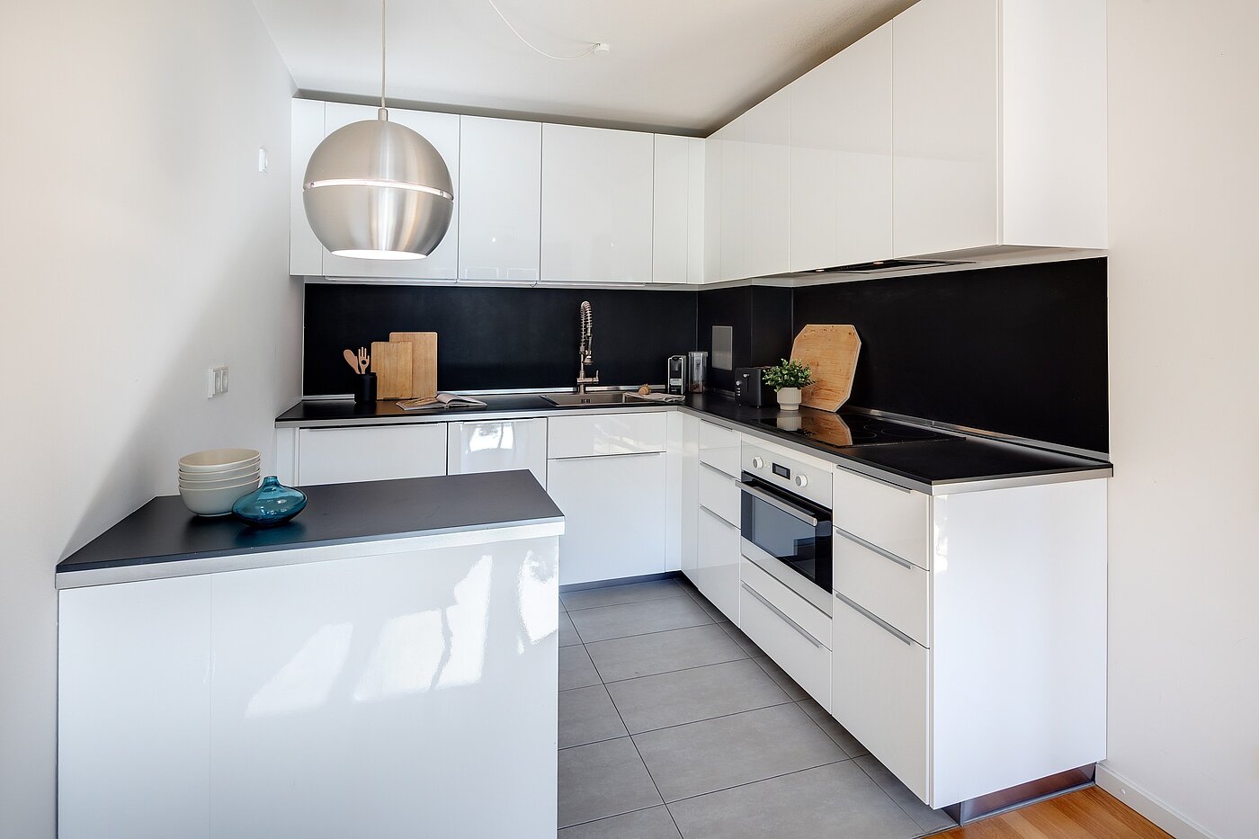 多层公寓 与 2 房间 | München-Schwabing | 70278 | Weiße Einbauküche