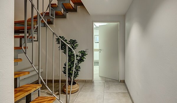 多层公寓 与 4 房间 | Ismaning | 700081 | Flur im Untergeschoss