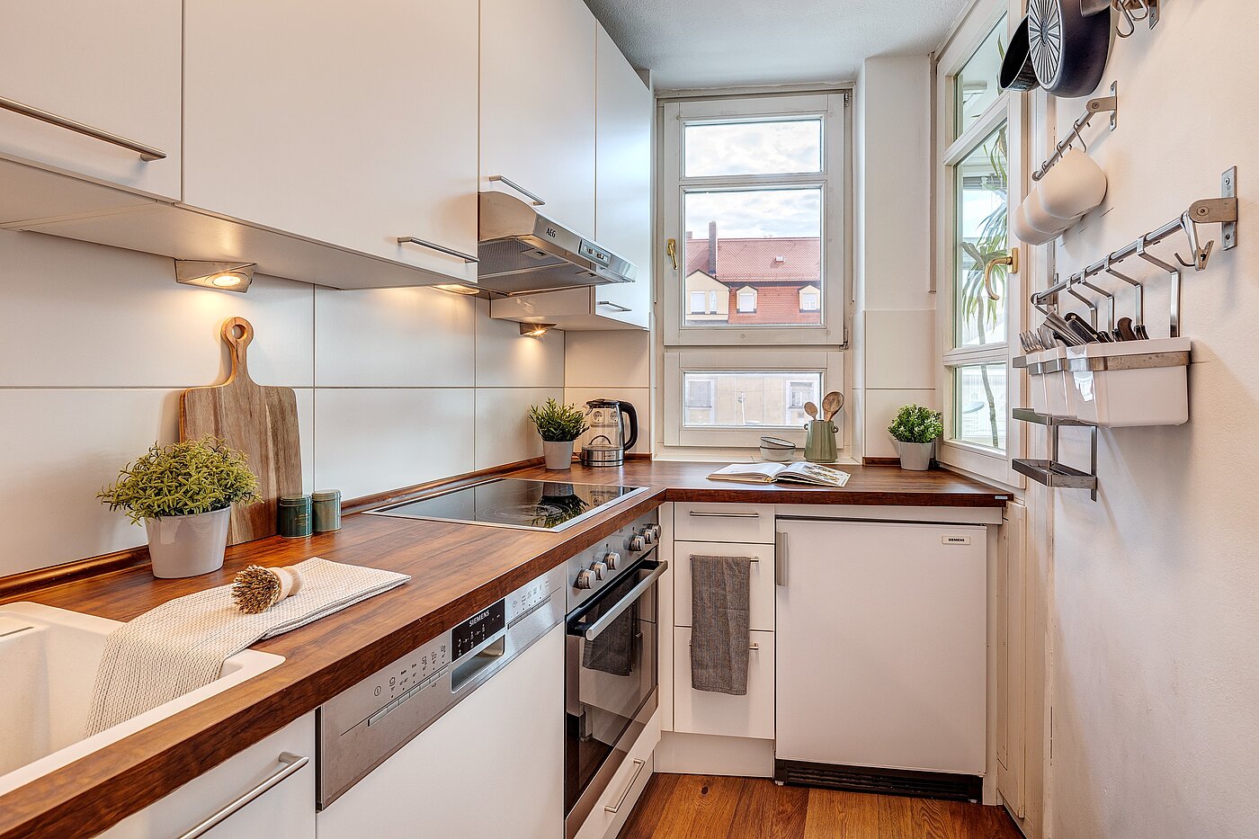 多层公寓 与 2 房间 | München-Schwabing | 2205ML71 | Die Küche bietet viel Stauraum...