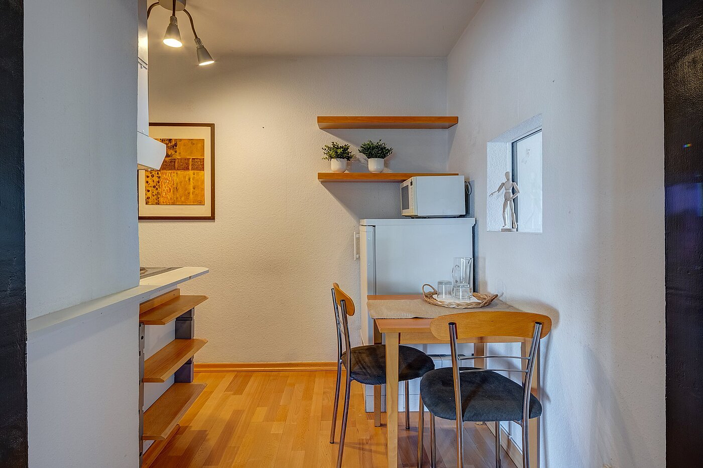 多层公寓 与 1 房间 | München-Schwabing | 2109ML1 | bietet einen kleinen Esstisch