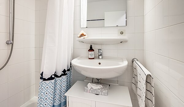 多层公寓 与 1 房间 | München-Schwabing | 70475 | Weiß gefliestes Bad...