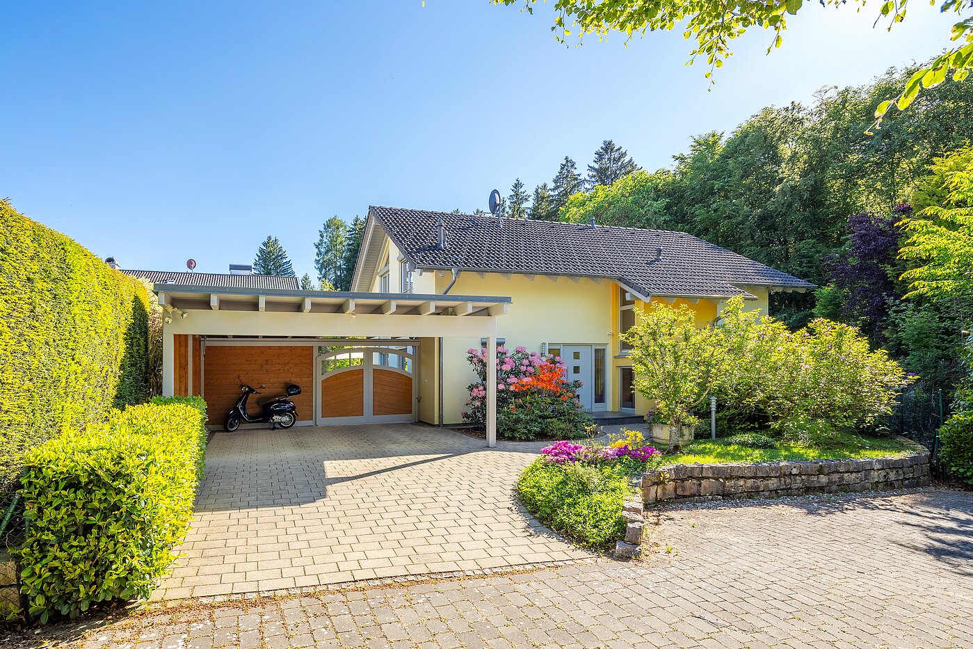 独栋住宅 与 5 房间 | Icking | 70438 | Hausansicht mit Carport