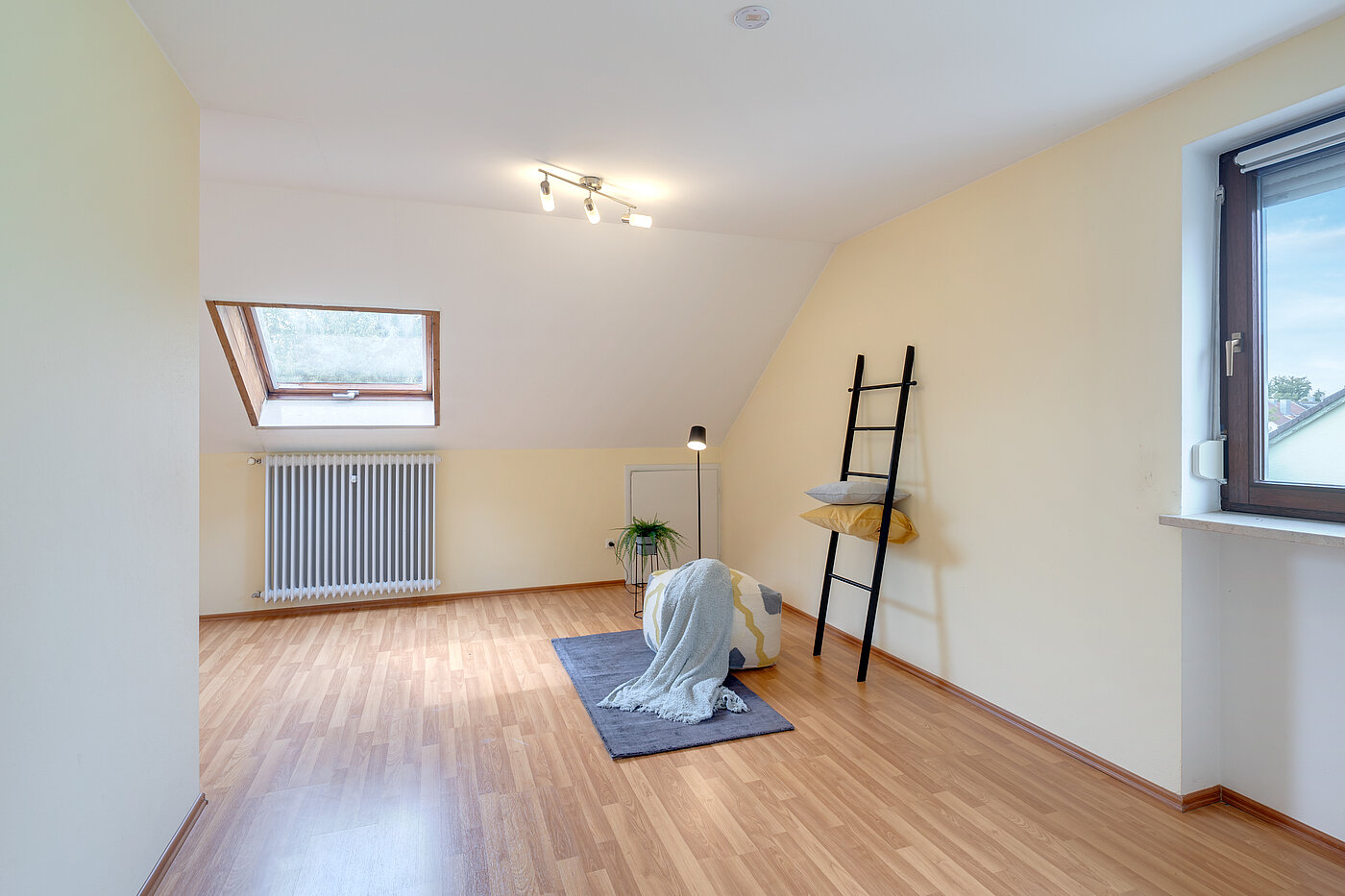 排角屋 与 5.5 房间 | München-Trudering | 702531 | Großes Dachstudio