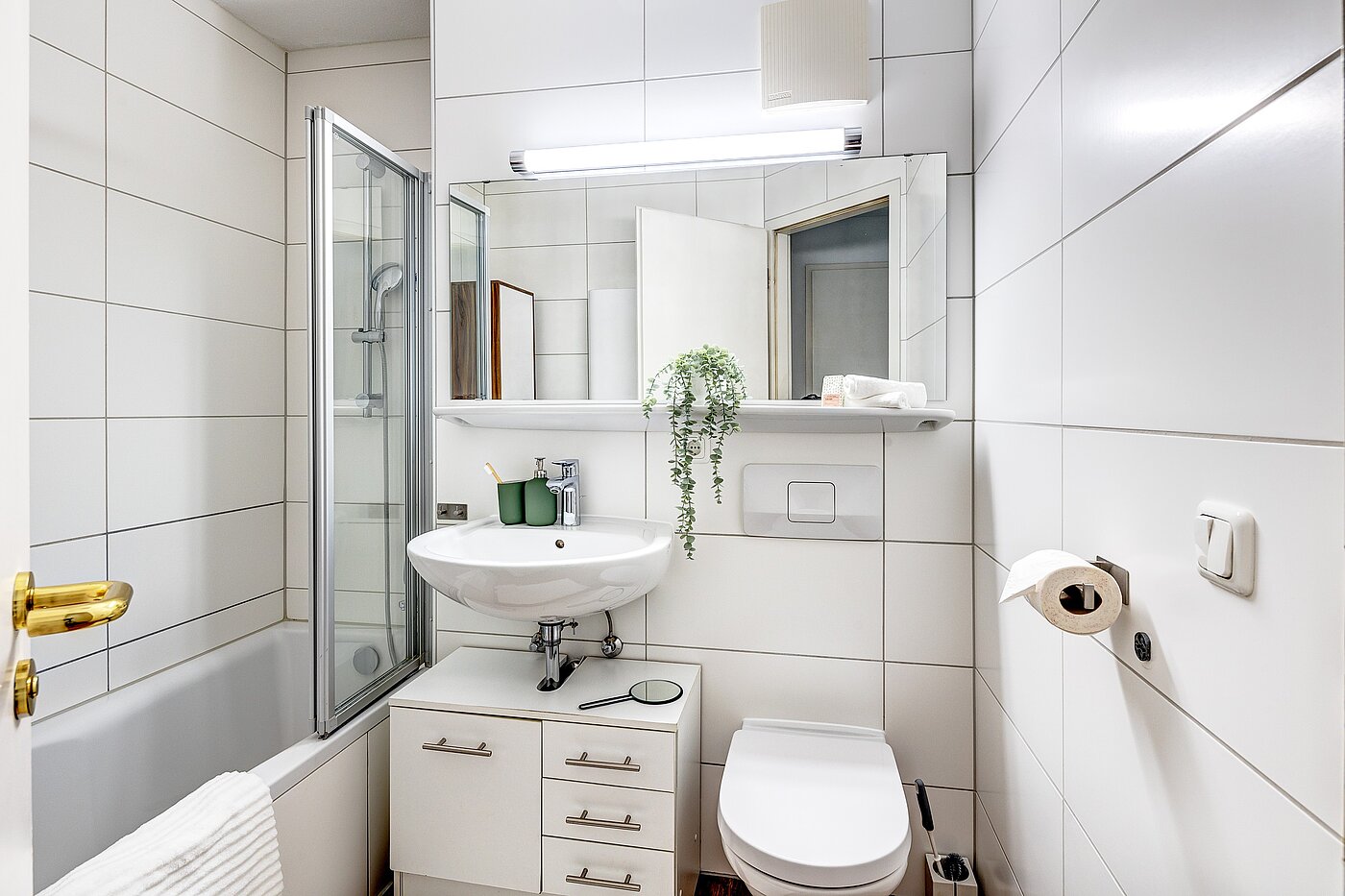 多层公寓 与 2 房间 | München-Schwabing | 2205ML71 | Das Wannenbad, deckenhoch gefliest...