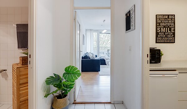 多层公寓 与 2 房间 | München-Sendling-Westpark | 2204ML2 | Flur mit Blickrichtung Bad, Wohnzimmer und Küche