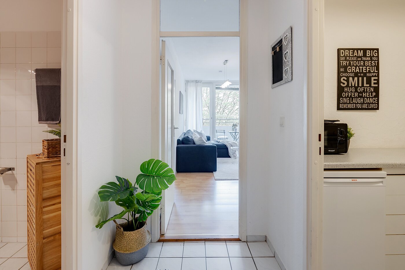 多层公寓 与 2 房间 | München-Sendling-Westpark | 2204ML2 | Flur mit Blickrichtung Bad, Wohnzimmer und Küche
