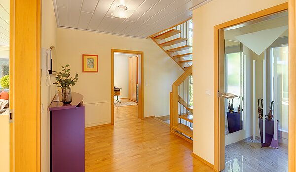 独栋住宅 与 5 房间 | Icking | 70438 | Foyer mit Treppe