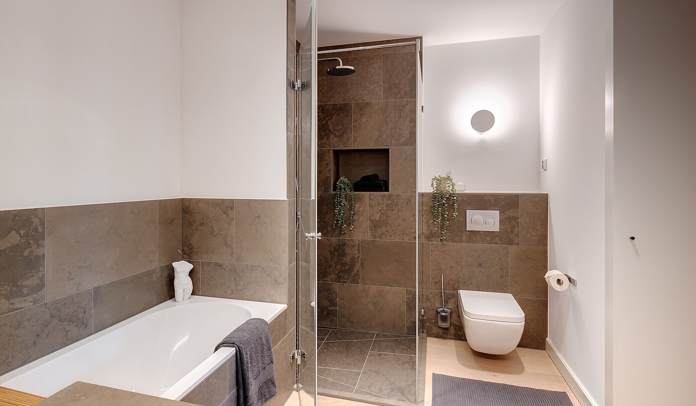 多层公寓 与 3 房间 | 70046 | ...und En Suite Bad...