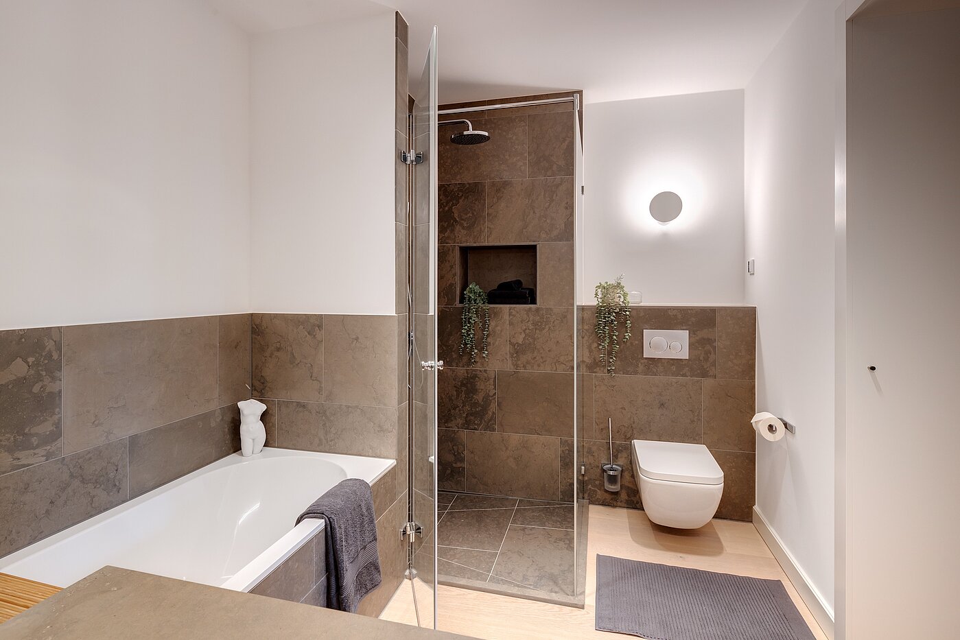 多层公寓 与 3 房间 | 70046 | ...und En Suite Bad...