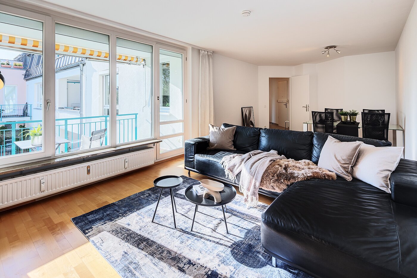 多层公寓 与 3 房间 | München-Oberföhring | 70246 | Großzügiges Wohnzimmer mit Zugang zur Loggia
