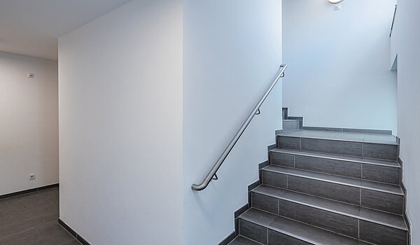 顶层公寓 与 2 房间 | München-Bogenhausen | 70385 | Treppenhaus mit...