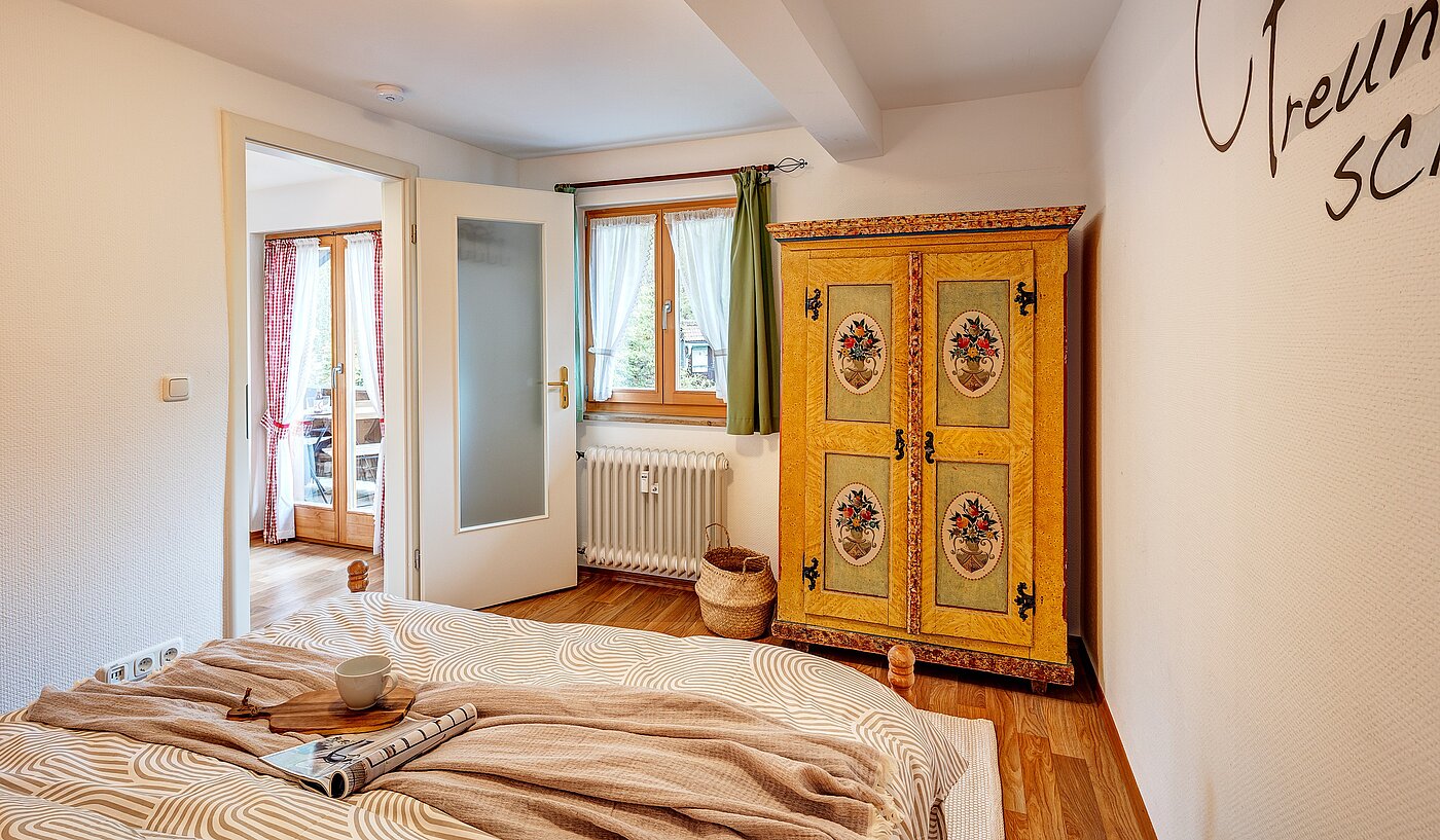 阁楼公寓 与 2 房间 | Bad Wiessee | 70017 | ...und altem Bauernschrank.