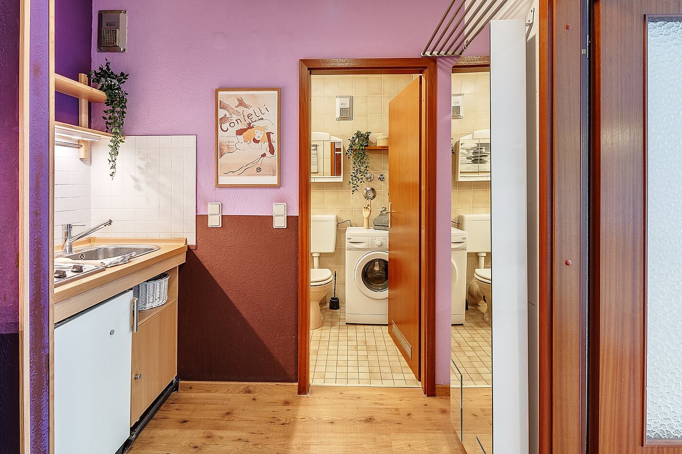 多层公寓 与 1 房间 | München-Schwabing | 2104ML4 | Blick vom Flur ins Badezimmer