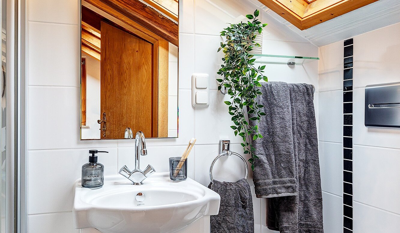 阁楼公寓 与 2 房间 | Bad Wiessee | 70017 | Helles Badezimmer