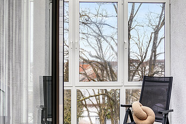 Poing：迷人的两居室顶楼公寓，带冬季花园