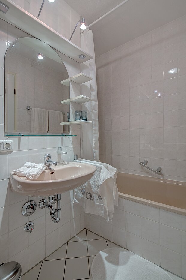 多层公寓 与 2 房间 | München-Ramersdorf | 2207ML11 | ...mit Badewanne
