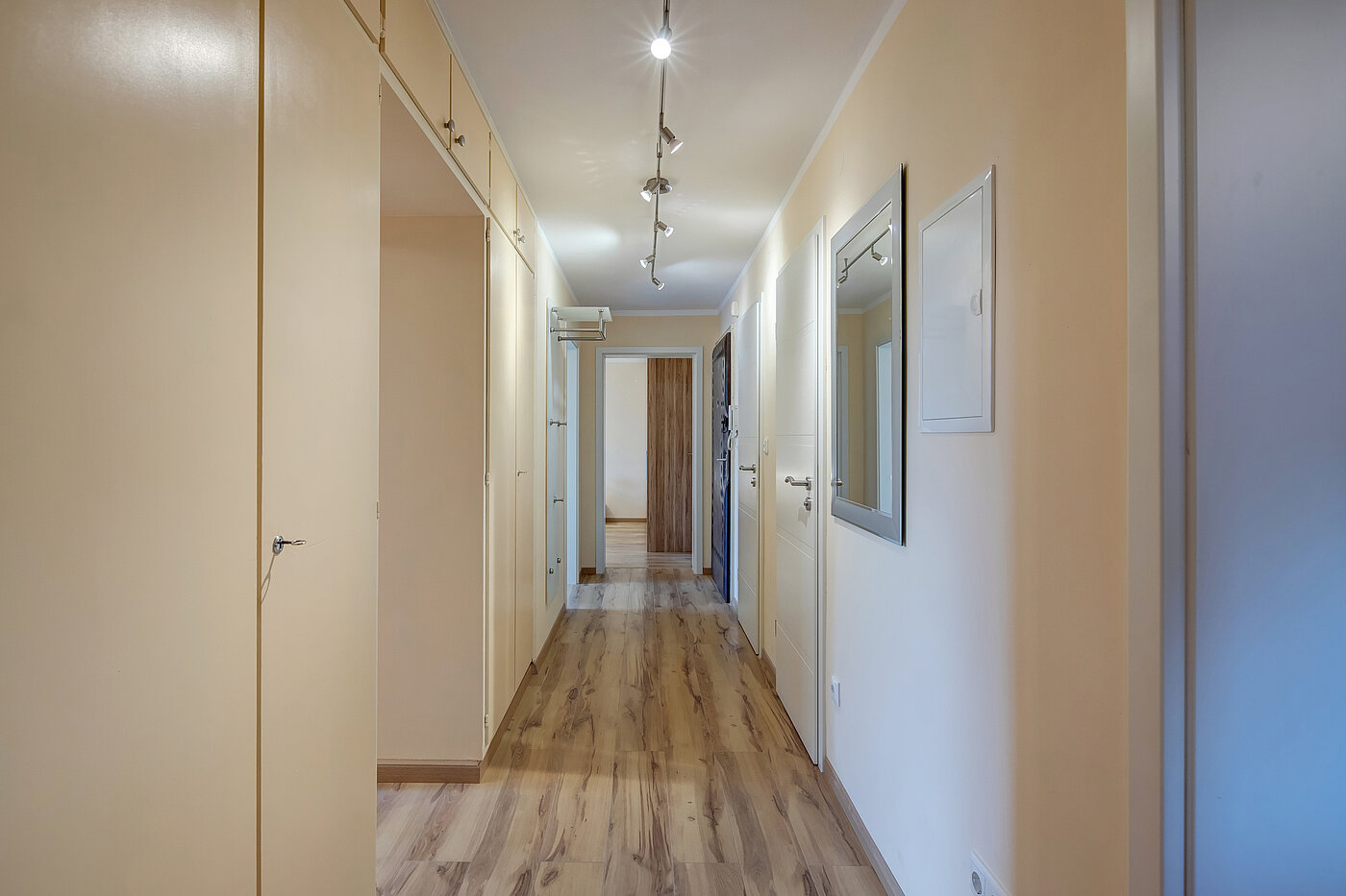 多层公寓 与 4 房间 | München-Aubing | 70276 | Flur