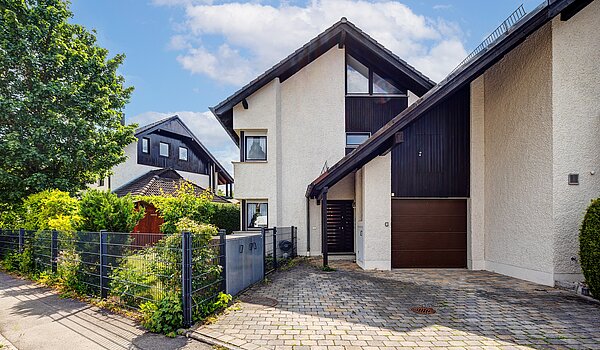 排角屋 与 6 房间 | Germering | 70033 | Eingangsbereich mit Garage