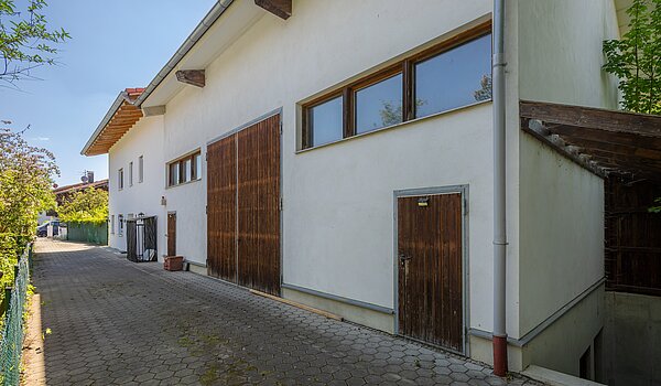 特殊房产 与 8 房间 | 70406 | Eingang Halle und Keller-Halle
