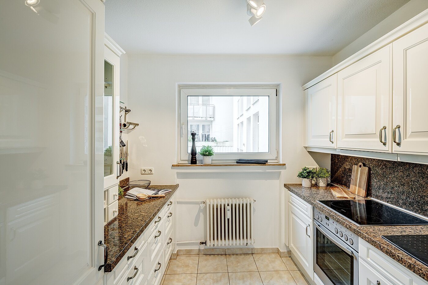 多层公寓 与 3 房间 | München-Maxvorstadt | 2203ML31 | Geräumige, helle Küche mit...
