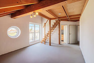 Holzkirchen：带画廊的舒适阁楼公寓
