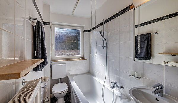 多层公寓 与 1 房间 | München-Schwabing | 70449 | ...Wannenbad mit Fenster