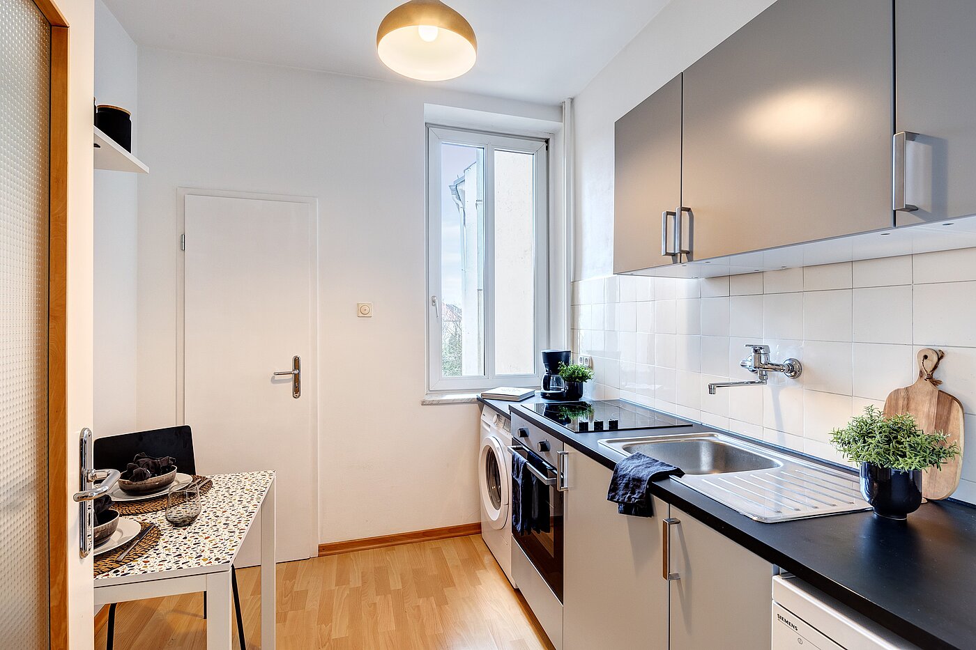 多层公寓 与 1 房间 | München-Schwabing | 701051 | Kleine Wohnküche