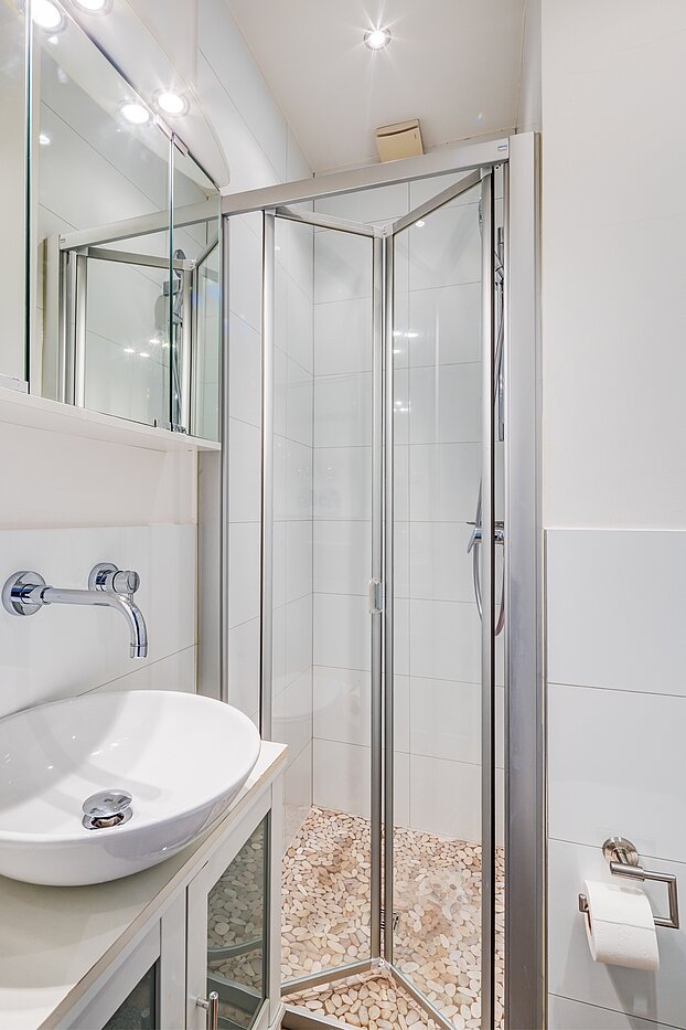 一楼公寓 与 4 房间 | München-Neuhausen | 70471 | ...mit Dusche