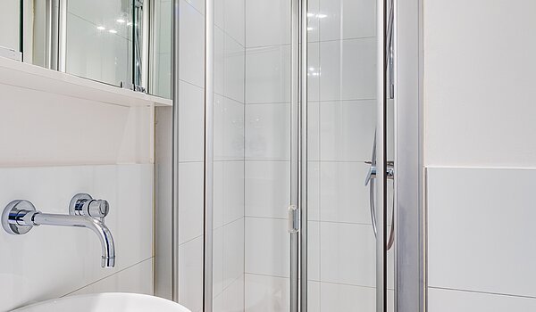 一楼公寓 与 4 房间 | München-Neuhausen | 70471 | ...mit Dusche