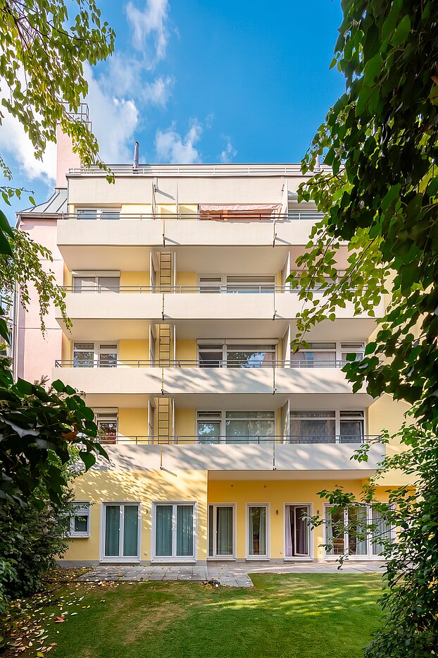 一楼公寓 与 4 房间 | München-Neuhausen | 70471 | Ansicht vom Innenhof aus